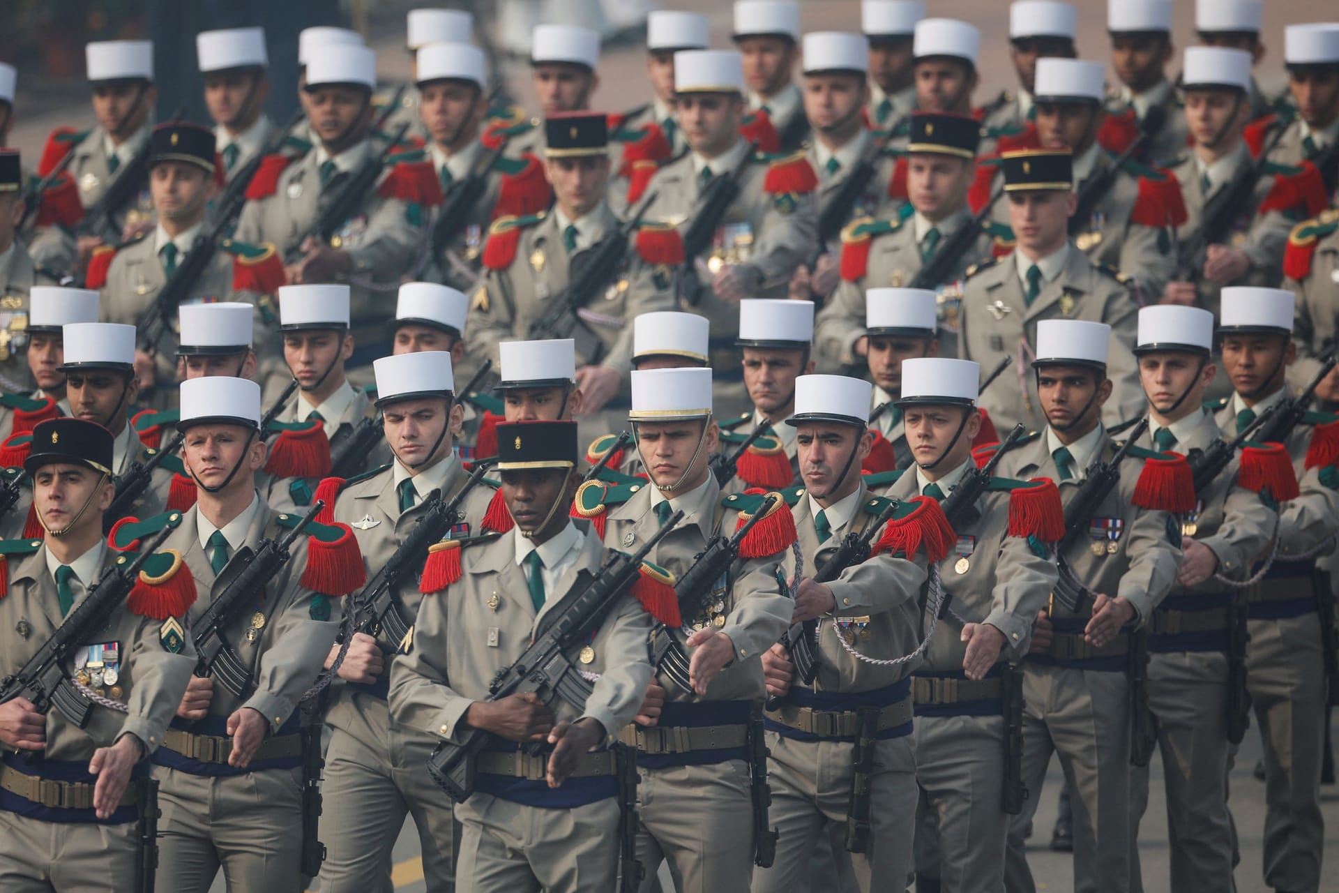 Französische Soldaten bei einer Parade: Laut Experten wären die französische Armee für einen Konflikt in Osteuropa bereit, könnte aber nicht allzu lange durchhalten.