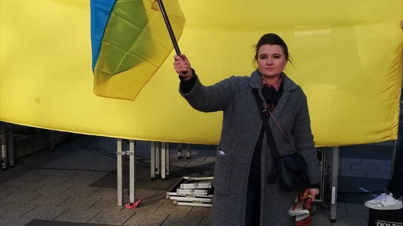 Viktoria Levenyksa bei einer Demonstration für die Ukraine in Nürnberg: Sie organisiert die Demonstrationen zusammen mit vielen anderen aus der Community in Franken.