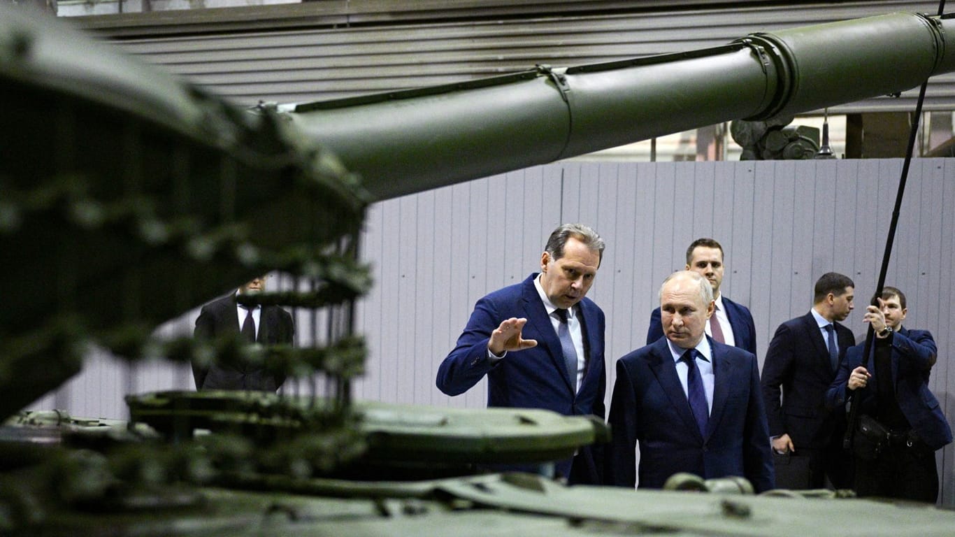 Kriegswirtschaft: Machthaber Putin (2.v.l) besucht das Uralwaggonwerk in Nischni Tagil.