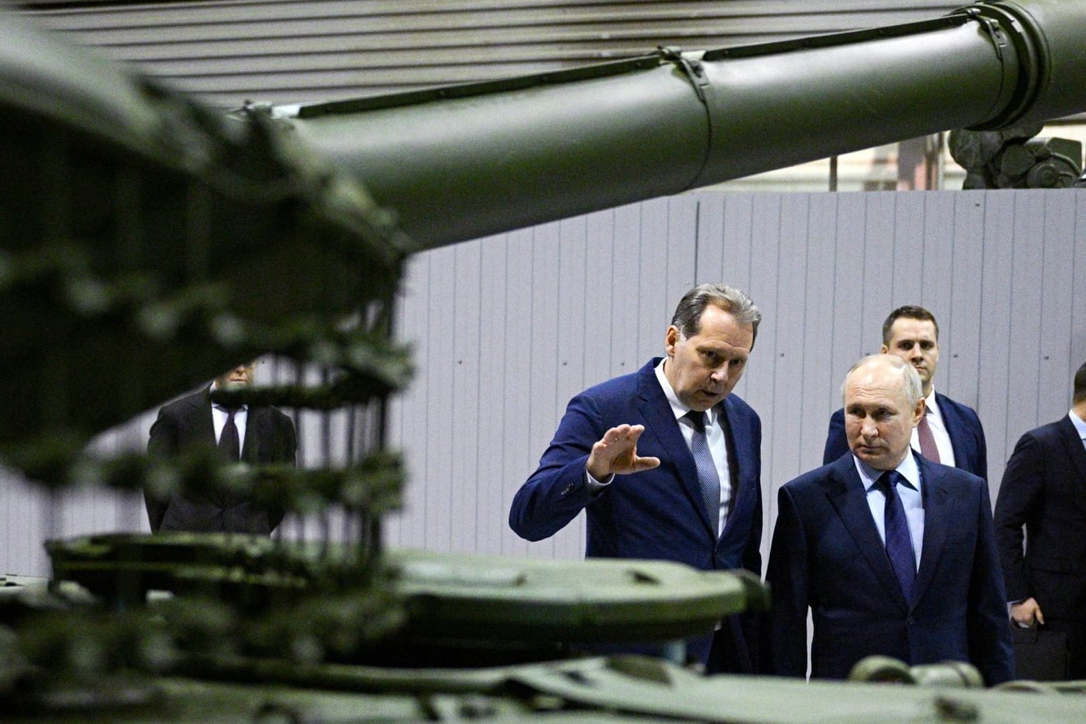 Kriegswirtschaft: Machthaber Putin (2.v.l) besucht das Uralwaggonwerk in Nischni Tagil.
