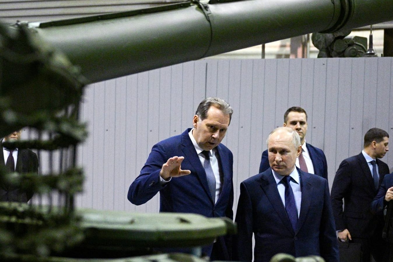 Kriegswirtschaft: Machthaber Putin (2.v.l) besucht das Uralwaggonwerk in Nischni Tagil.