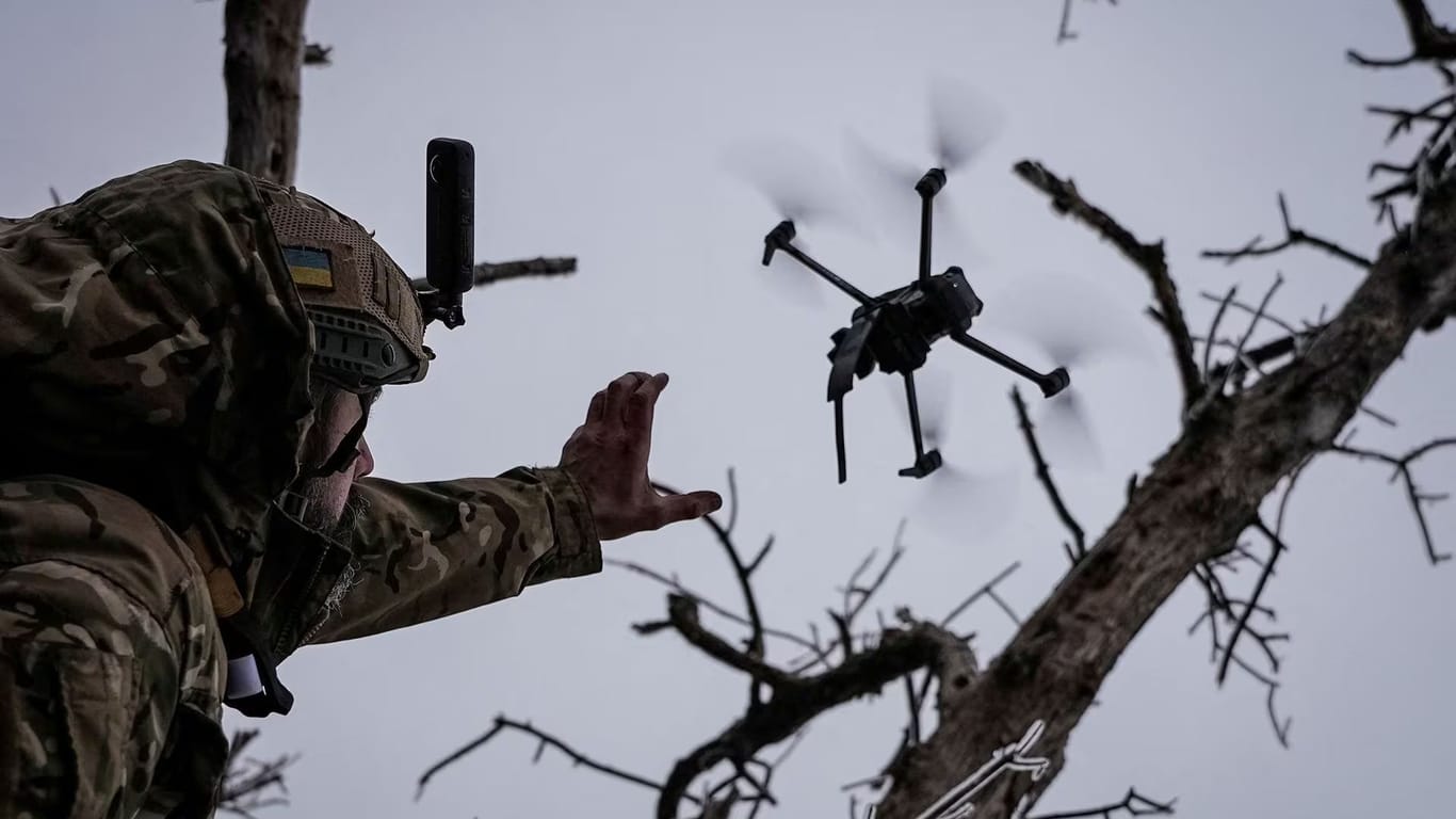 Ein ukrainischer Soldat startet eine Kamikaze-FPV-Drohne an der Front nahe Bachmut.