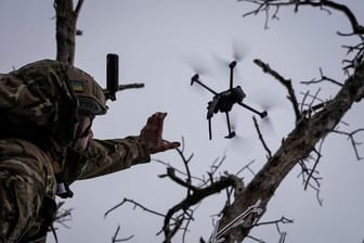 Ein ukrainischer Soldat startet eine Kamikaze-FPV-Drohne an der Front nahe Bachmut.