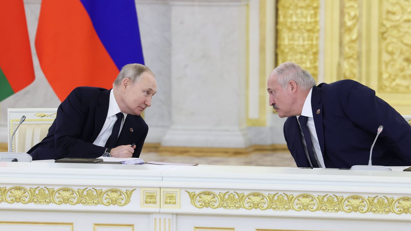 Russlands Präsident Wladimir Putin und Alexander Lukaschenko, der Präsident von Belarus (Archivbild): Durch den russischen Angriffskrieg gegen die Ukraine sind die beiden Autokraten mehr zusammengeschweißt denn je.