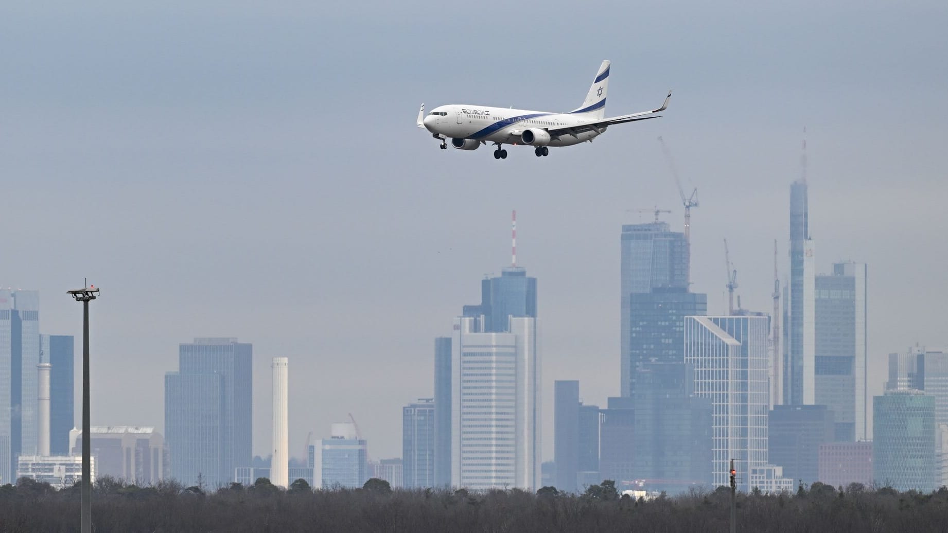 Flieger vor Frankfurter Skyline