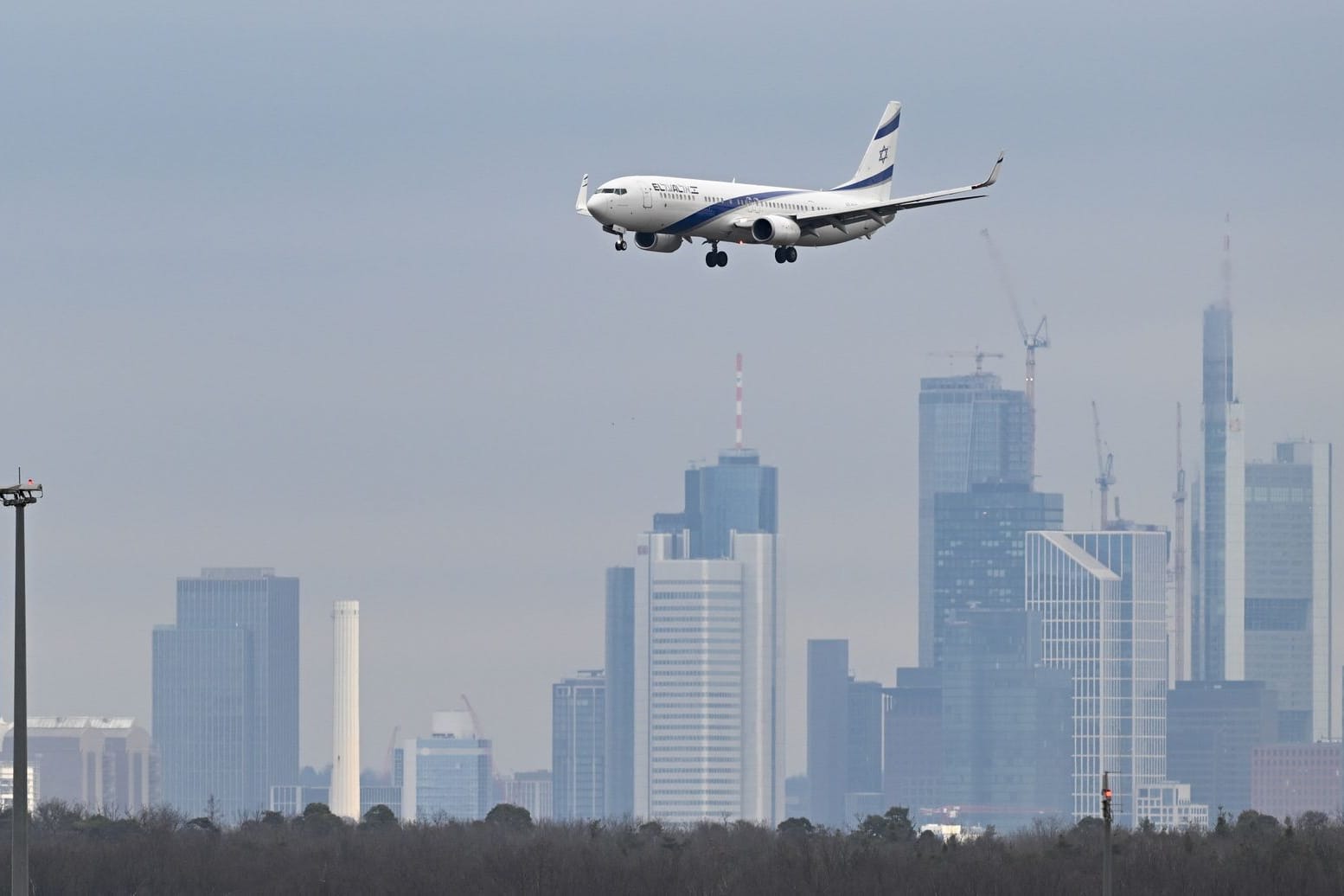 Flieger vor Frankfurter Skyline