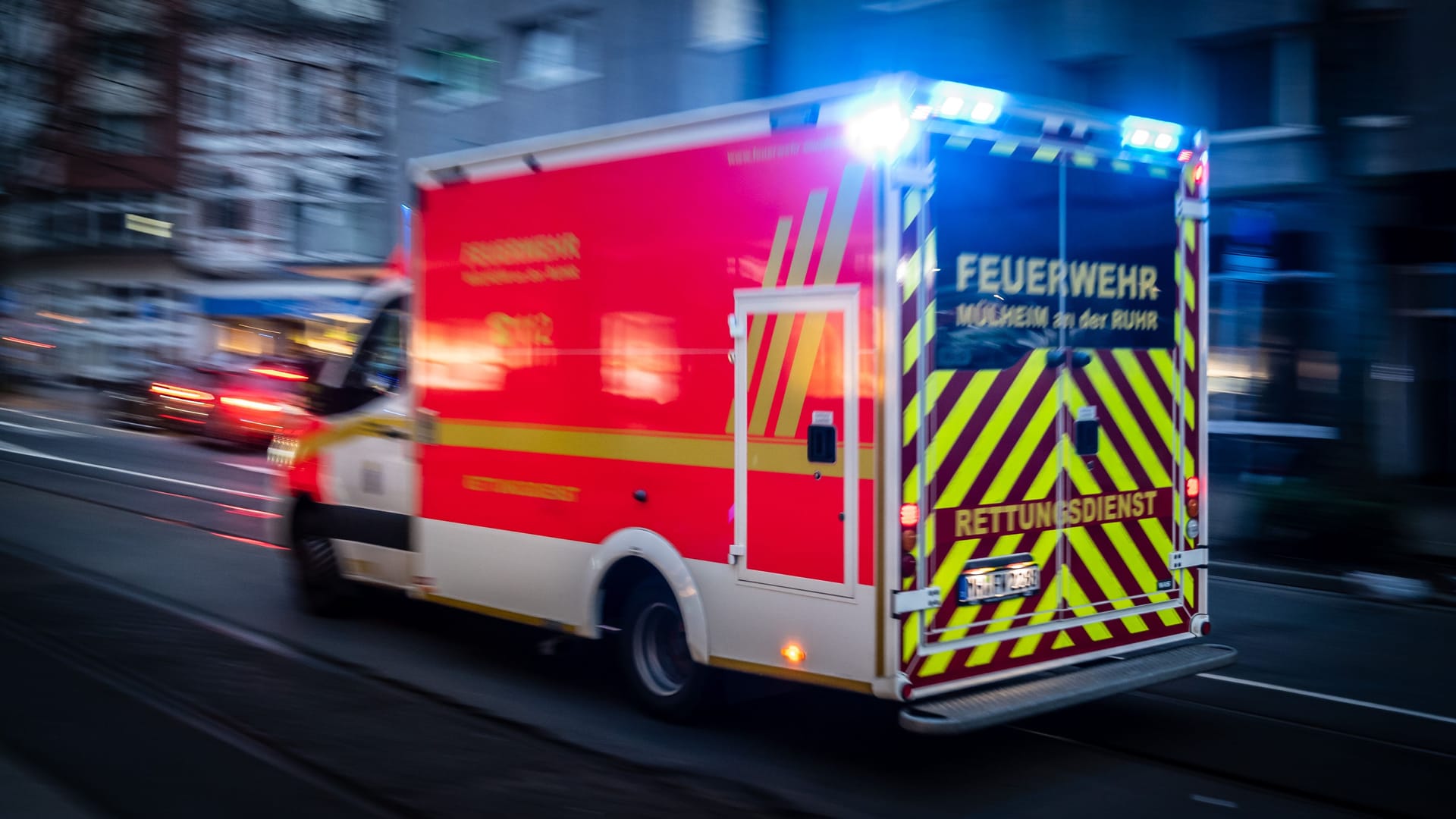 Rettungswagen in NRW (Symbolfoto): In Oberhausen wurde ein Kind bei einem Unfall schwer verletzt.