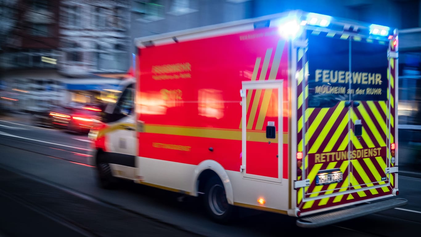 Rettungswagen in NRW (Symbolfoto): In Oberhausen wurde ein Kind bei einem Unfall schwer verletzt.