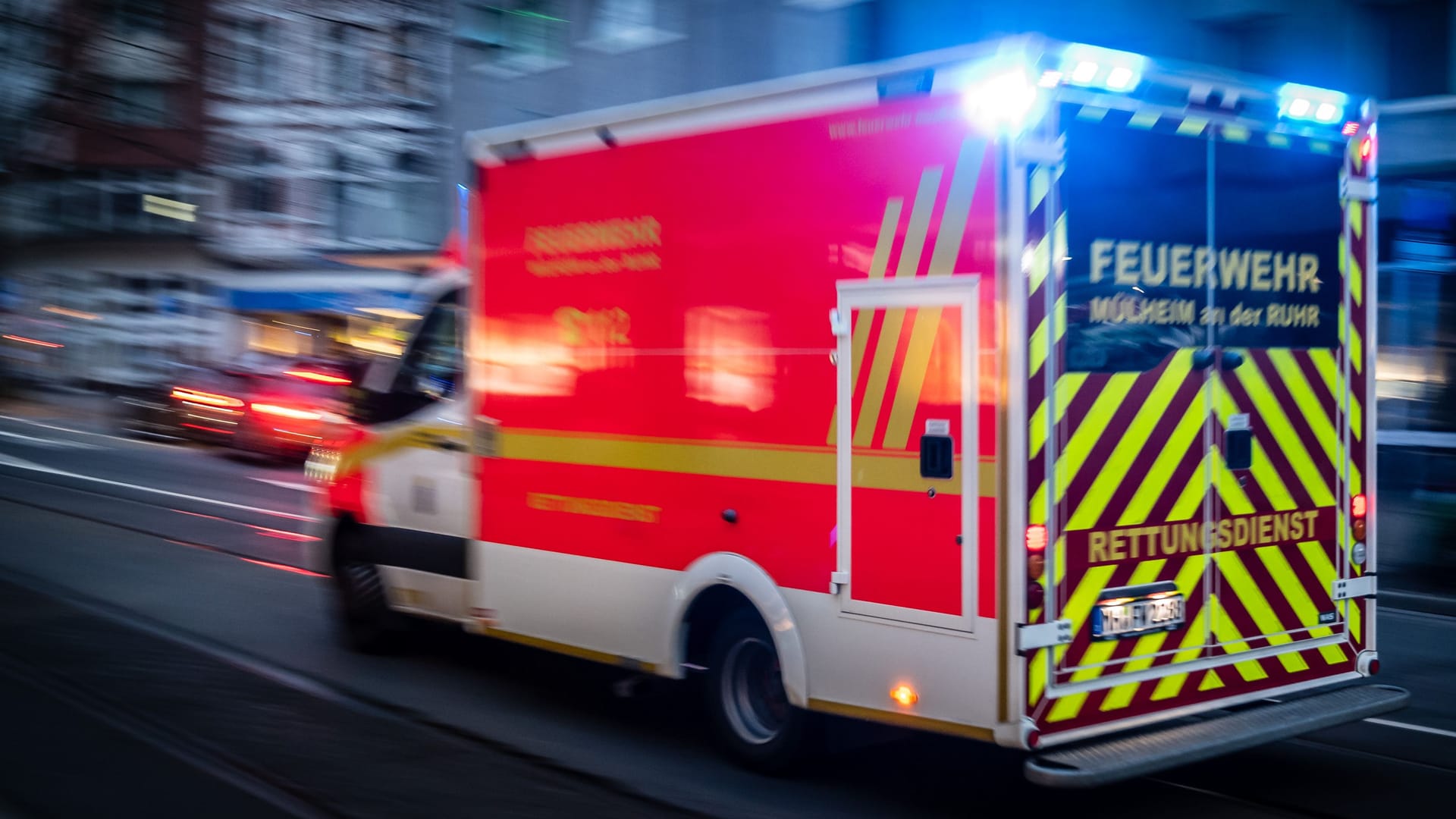 Rettungswagen in NRW (Symbolfoto): In Oberhausen wurde ein Kind bei einem Unfall schwer verletzt.