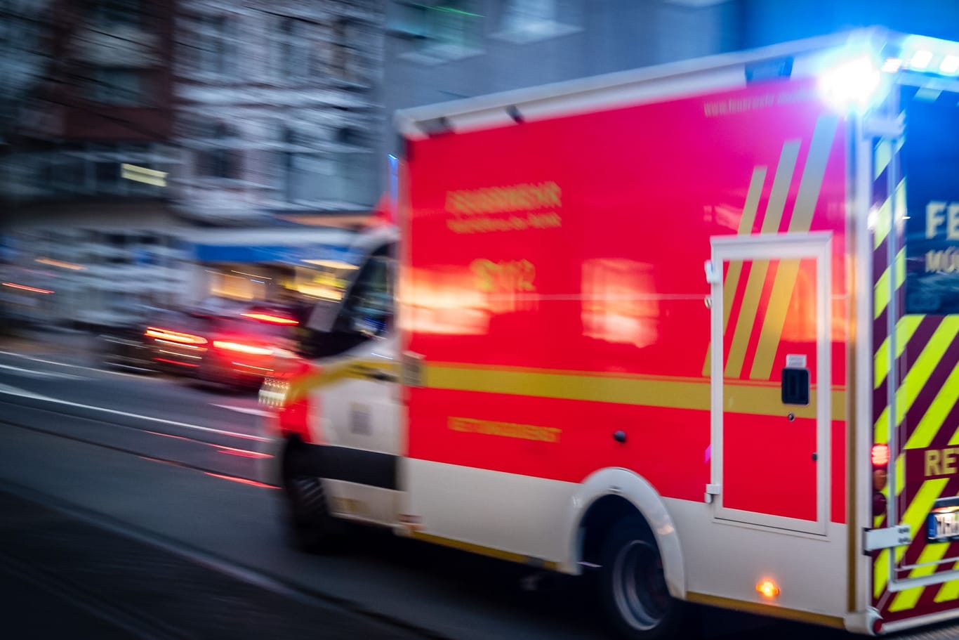Rettungswagen in NRW (Symbolfoto): Zwei Personen mussten in eine Klinik gebracht werden.