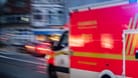 Rettungswagen in NRW (Symbolfoto): Zwei Personen mussten in eine Klinik gebracht werden.