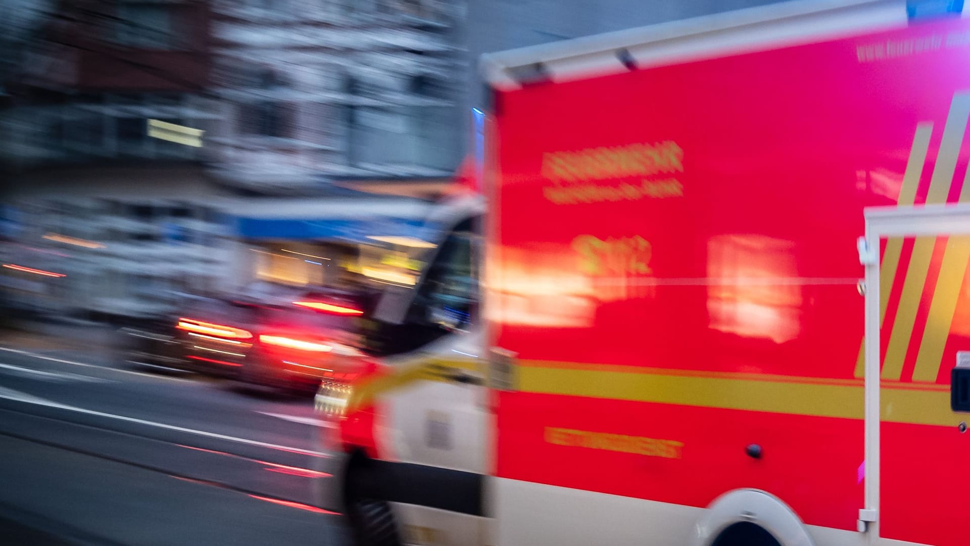 Rettungswagen in NRW (Symbolfoto): In Oberhausen wurde ein Kind bei einem Unfall schwer verletzt.