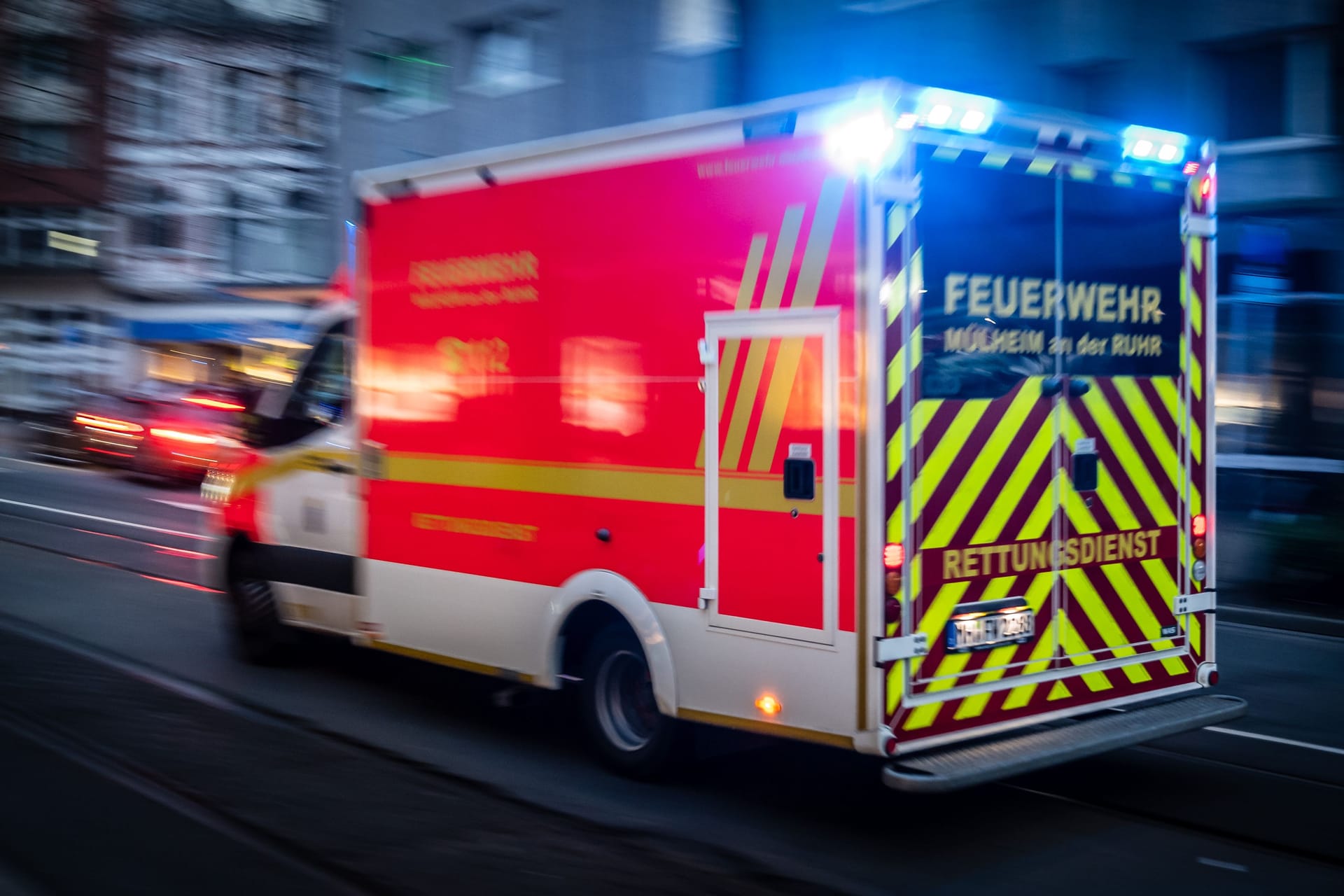 Rettungswagen in NRW (Symbolfoto): In Oberhausen wurde ein Kind bei einem Unfall schwer verletzt.