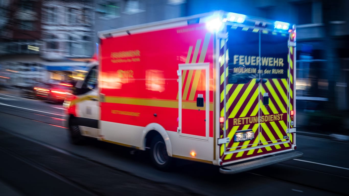 Rettungswagen in NRW (Symbolfoto): In Oberhausen wurde ein Kind bei einem Unfall schwer verletzt.