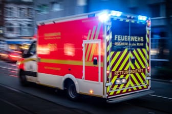 Rettungswagen in NRW (Symbolfoto): In Oberhausen wurde ein Kind bei einem Unfall schwer verletzt.