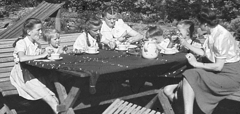 Die echte Hedwig Höß (Mitte) mit ihren Kindern im Garten der Villa in Auschwitz, hundert Meter vom Krematorium entfernt.