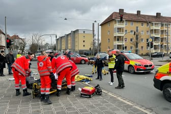 Einsatz zwischen der Leyher Straße und der Fronmüllerstraße: Der Fahrer eines Notarztwagens übersah aus noch ungeklärter Ursache mehrere Personen.