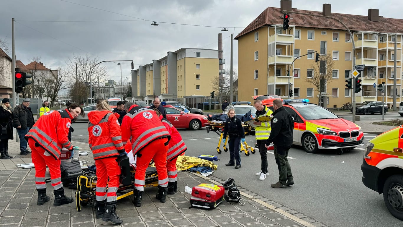 Einsatz zwischen der Leyher Straße und der Fronmüllerstraße: Der Fahrer eines Notarztwagens übersah aus noch ungeklärter Ursache mehrere Personen.