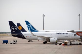 Eine Lufthansa-Maschine am Flughafen BER (Archivbild): Auch am Berliner Airport bleiben die Flugzeuge des Unternehmens heute am Boden.
