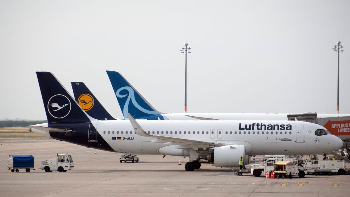 Eine Lufthansa-Maschine am Flughafen BER (Archivbild): Auch am Berliner Airport bleiben die Flugzeuge des Unternehmens heute am Boden.