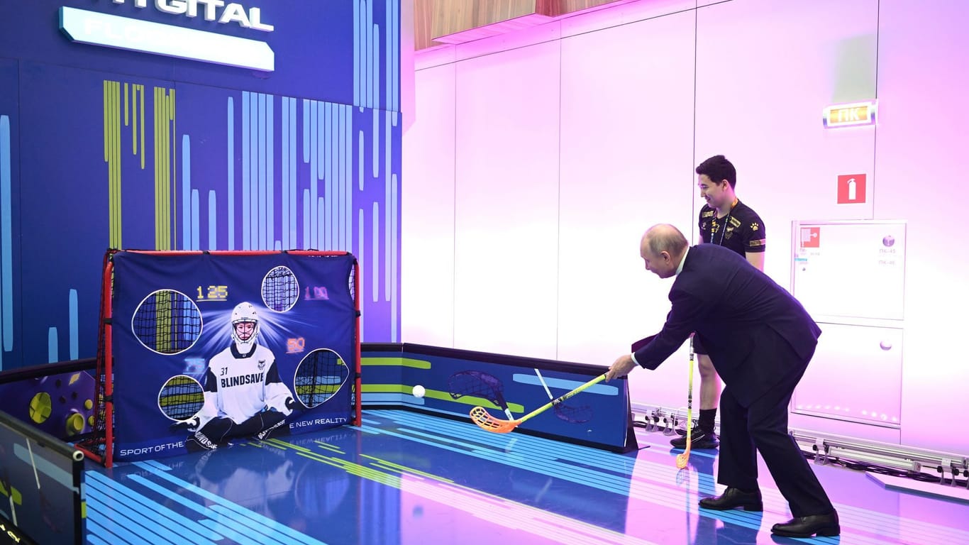 Putin mag Eishockey. In Kasan versuchte er nun, einen Puck im Tor unterzubringen.