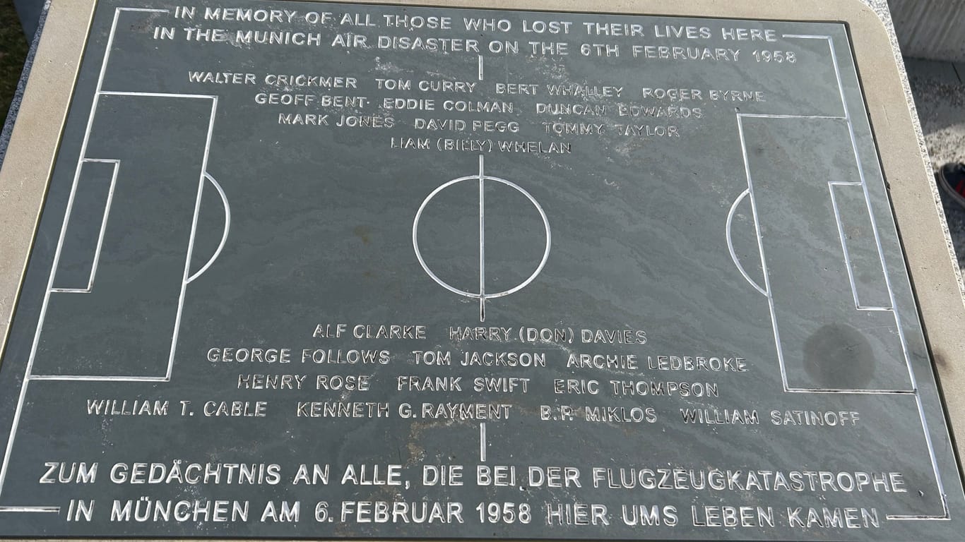 Auf dem Gedenkstein erinnert ein Fußballfeld an das Unglück.