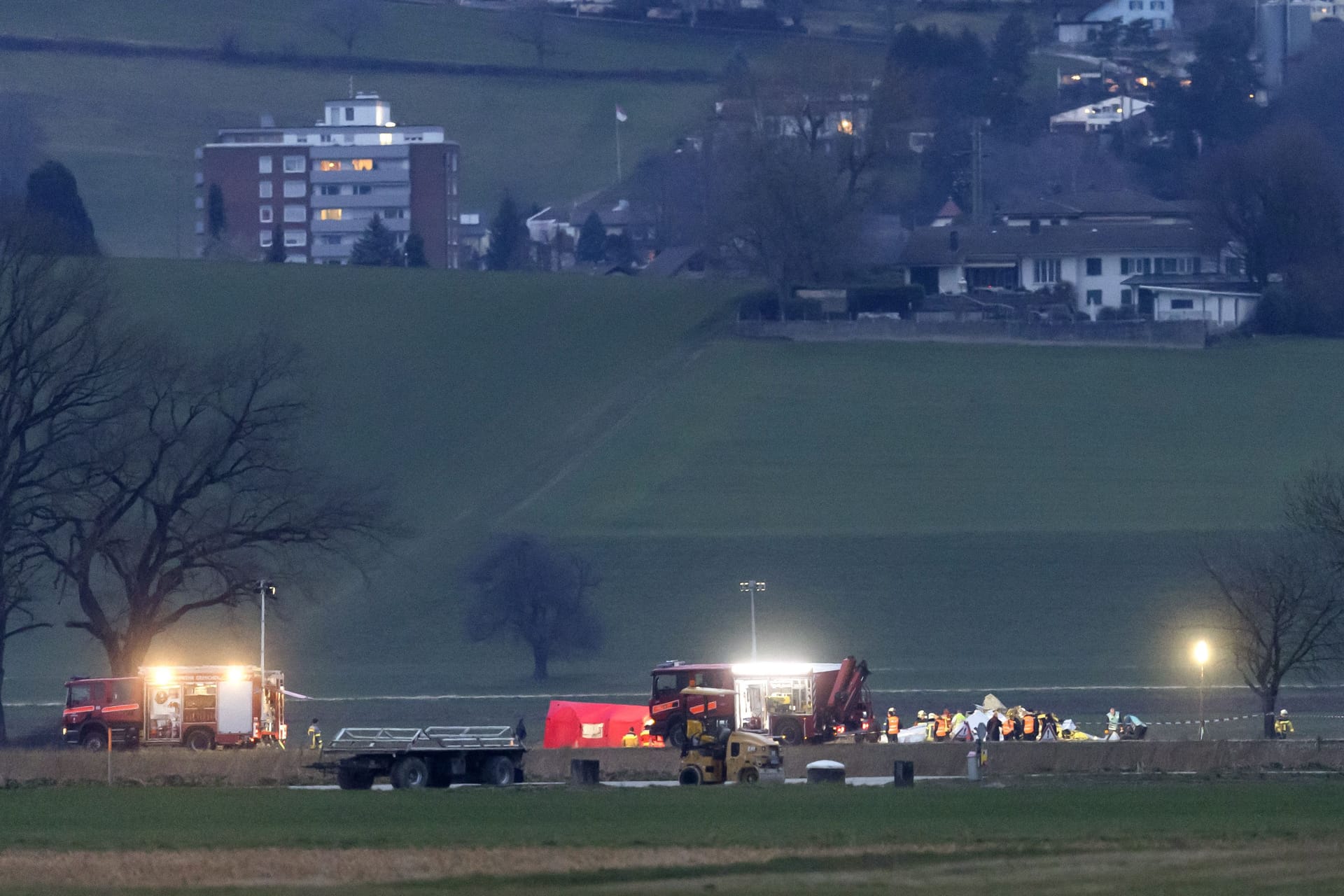 Feuerwehrautos stehen bei der Absturzstelle in Grenchen (Schweiz). Bei dem Unglück starb der Pilot.