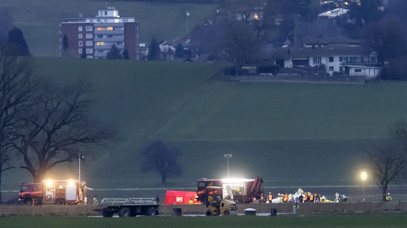 Feuerwehrautos stehen bei der Absturzstelle in Grenchen (Schweiz). Bei dem Unglück starb der Pilot.