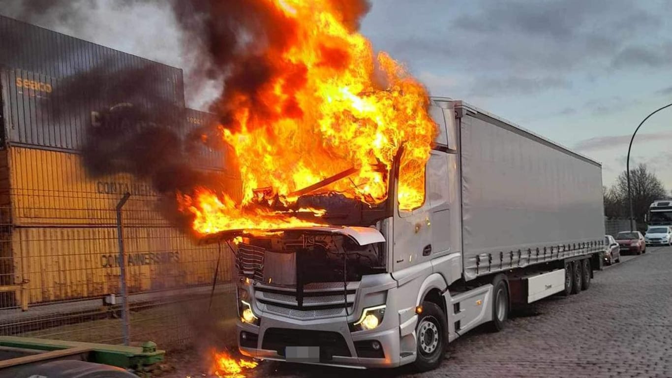 Das Führerhaus des Lkw steht in Flammen: Für den Fahrer kam jede Hilfe zu spät.