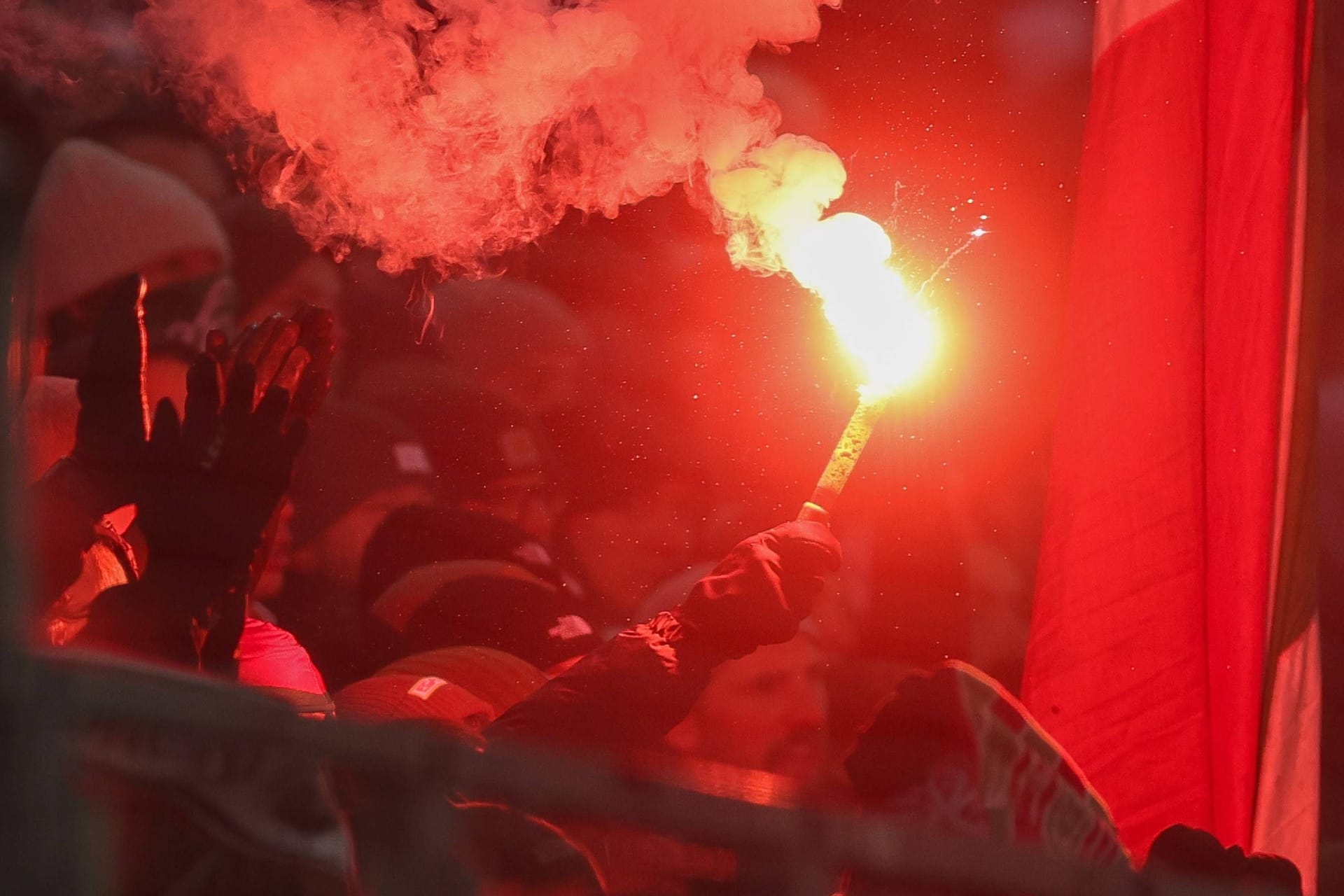 Ein Bengalisches Feuer (Symbolbild): Der FC Bayern muss wegen eines Fehlverhaltens seiner Fans für ein Spiel auf die Anhänger verzichten.