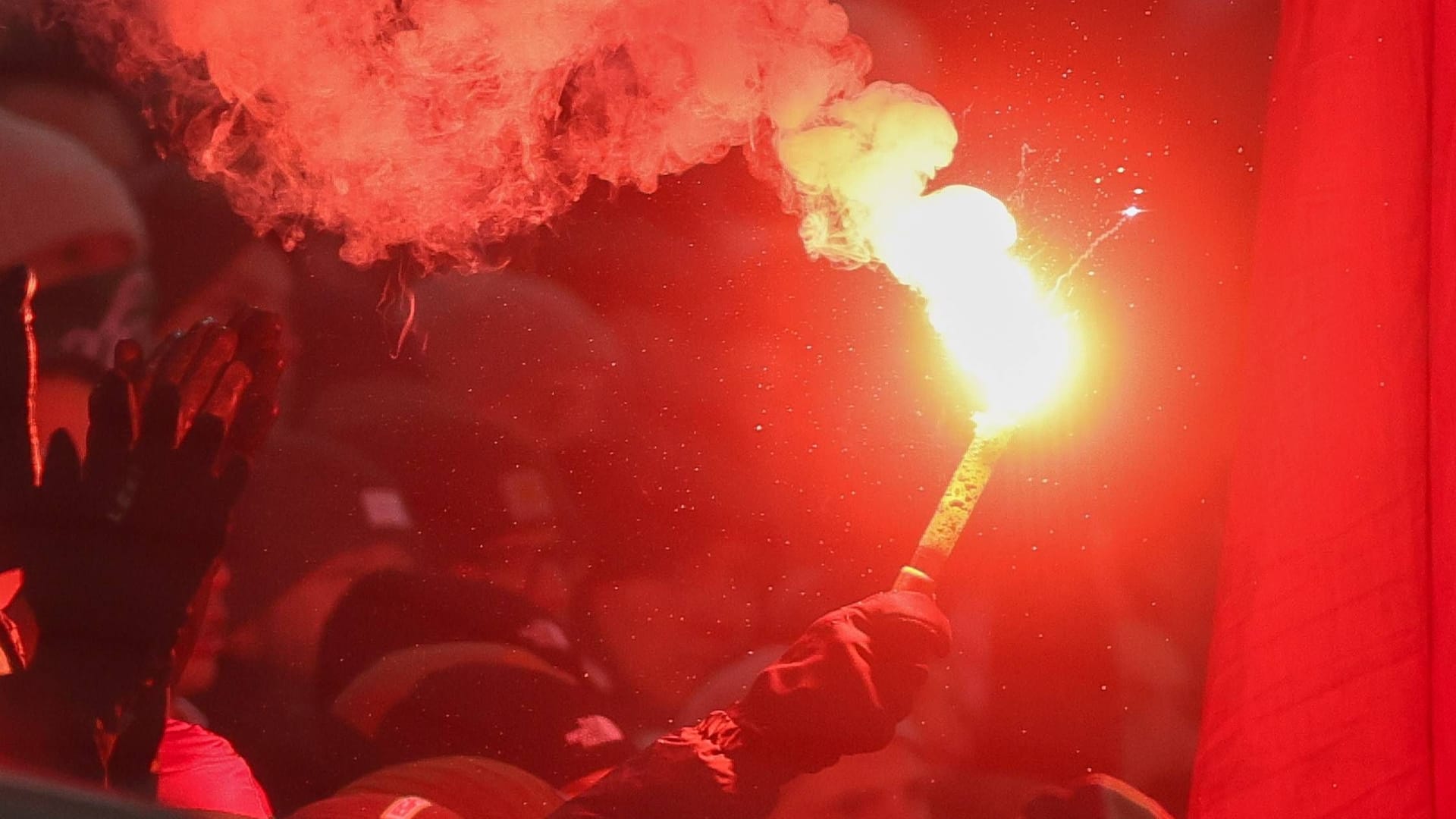 Ein Bengalisches Feuer (Symbolbild): Der FC Bayern muss wegen eines Fehlverhaltens seiner Fans für ein Spiel auf die Anhänger verzichten.