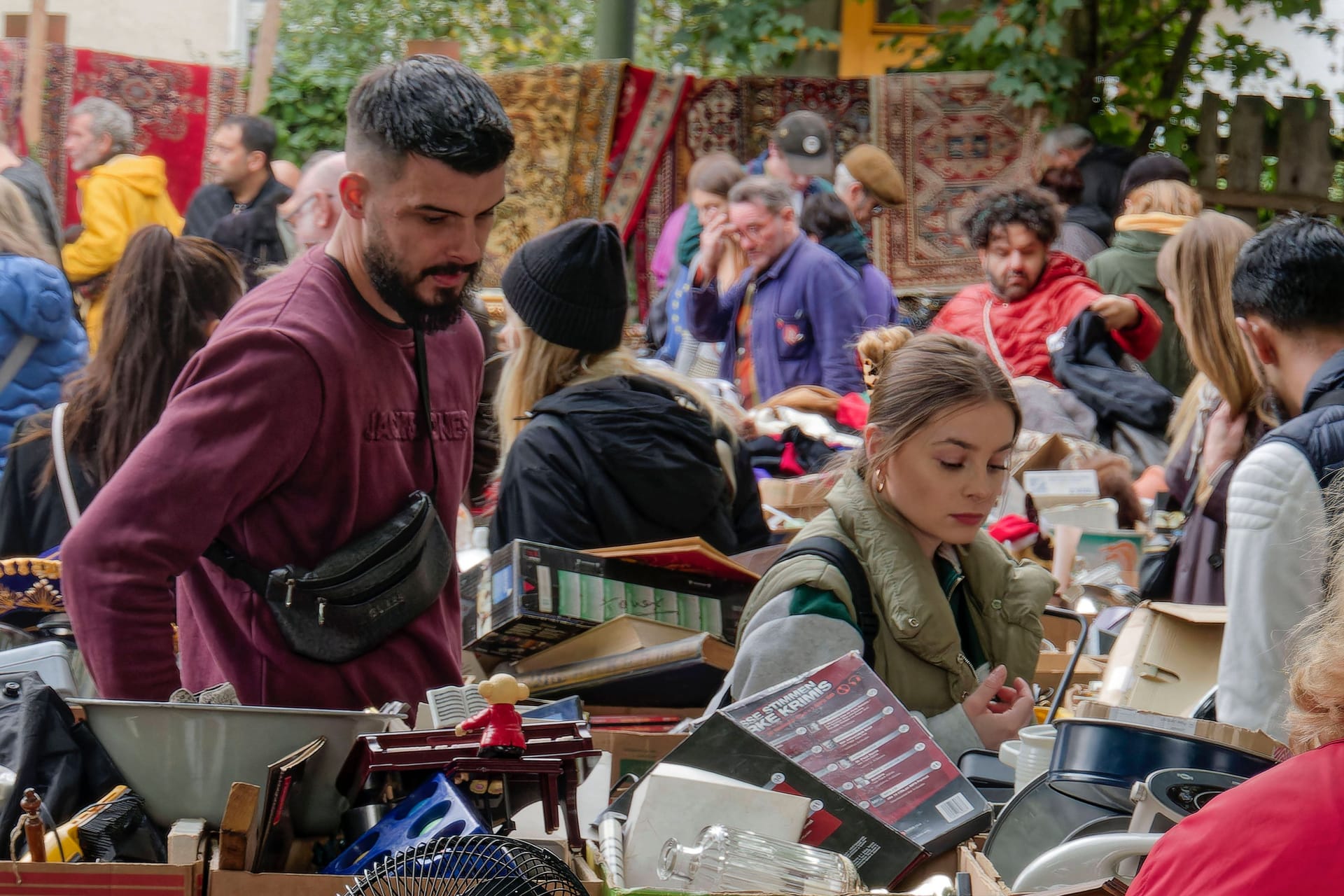 Flohmarkt am Mauerpark in Prenzlauer Berg (Archivbild): In Berlin starten wieder die Flohmärkte.