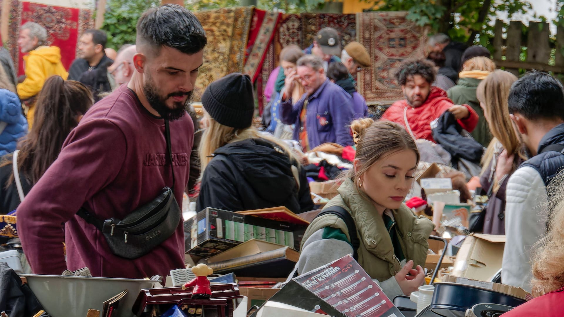 Flohmarkt am Mauerpark in Prenzlauer Berg (Archivbild): In Berlin starten wieder die Flohmärkte.