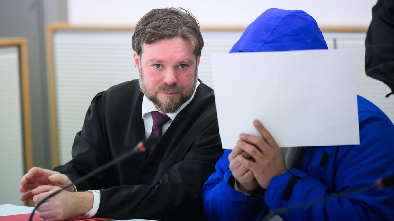 Der Angeklagte (r.) sitzt mit seinem Verteidiger Jens Olof Breidert (l.) im Gerichtssaal im Landgericht Braunschweig. Wegen einer Attacke mit einem Samuraischwert wurde er nun verurteilt.