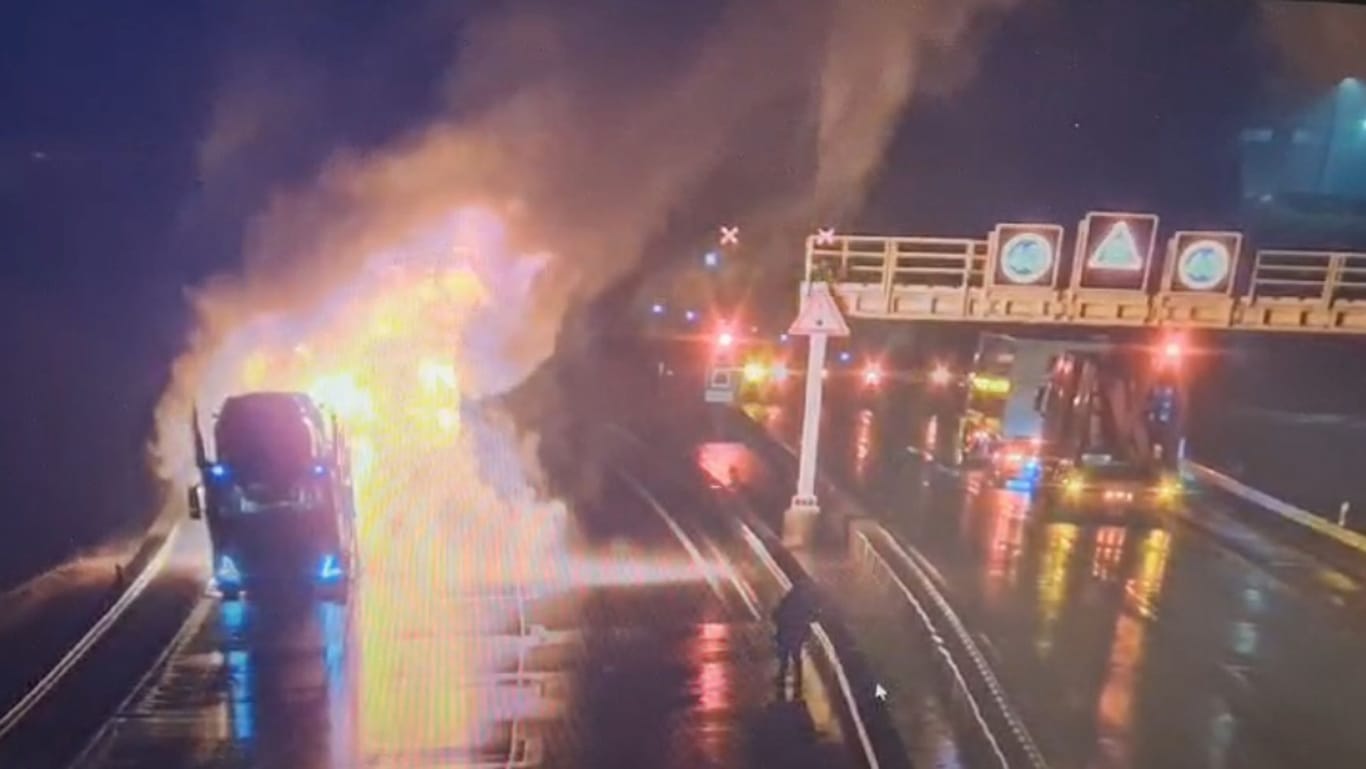 Brennender Lkw auf der A71