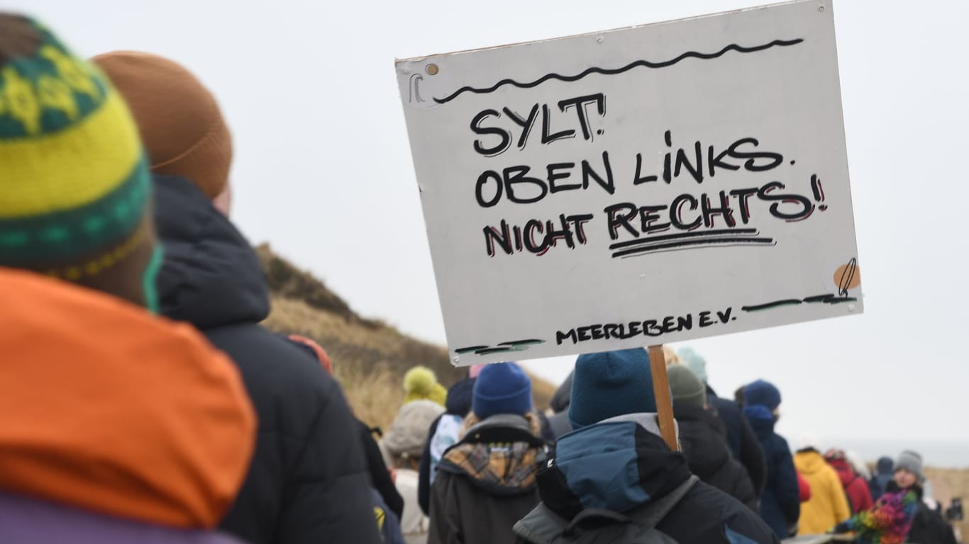 Einheimische und Feriengäste nehmen auf Sylt an einer Menschenkette gegen rechts teil: Nach Angaben des Veranstalters waren es rund 400 Teilnehmende.