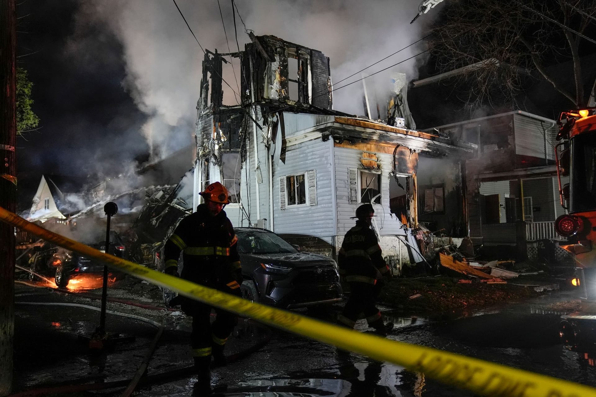 Schüsse und Haus in Flammen