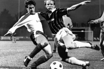 Andreas Brehme (r) im Mai 1981 gegen Klaus Teichmann vom VfB Eppingen: Brehme spielte ab 1980 für den 1. FC Saarbrücken – es war seine erste Station nach dem HSV Barmbeck-Uhlenhorst.