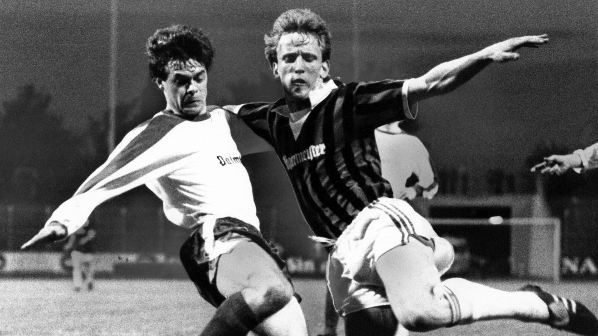 Andreas Brehme (r) im Mai 1981 gegen Klaus Teichmann vom VfB Eppingen: Brehme spielte ab 1980 für den 1. FC Saarbrücken – es war seine erste Station nach dem HSV Barmbeck-Uhlenhorst. Andreas Brehme (r) im Mai 1981 gegen Klaus Teichmann vom VfB Eppingen: Brehme spielte ab 1980 für den 1. FC Saarbrücken – es war seine erste Station nach dem HSV Barmbeck-Uhlenhorst.
