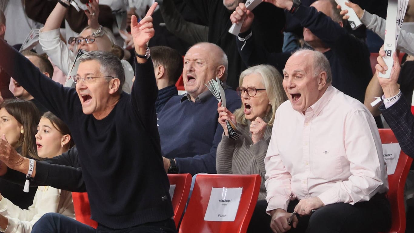 Herbert Hainer (l.) und Uli Hoeneß: Die beiden Bayern-Bosse sind große Unterstützer des Basketballprojekts des FC Bayern.