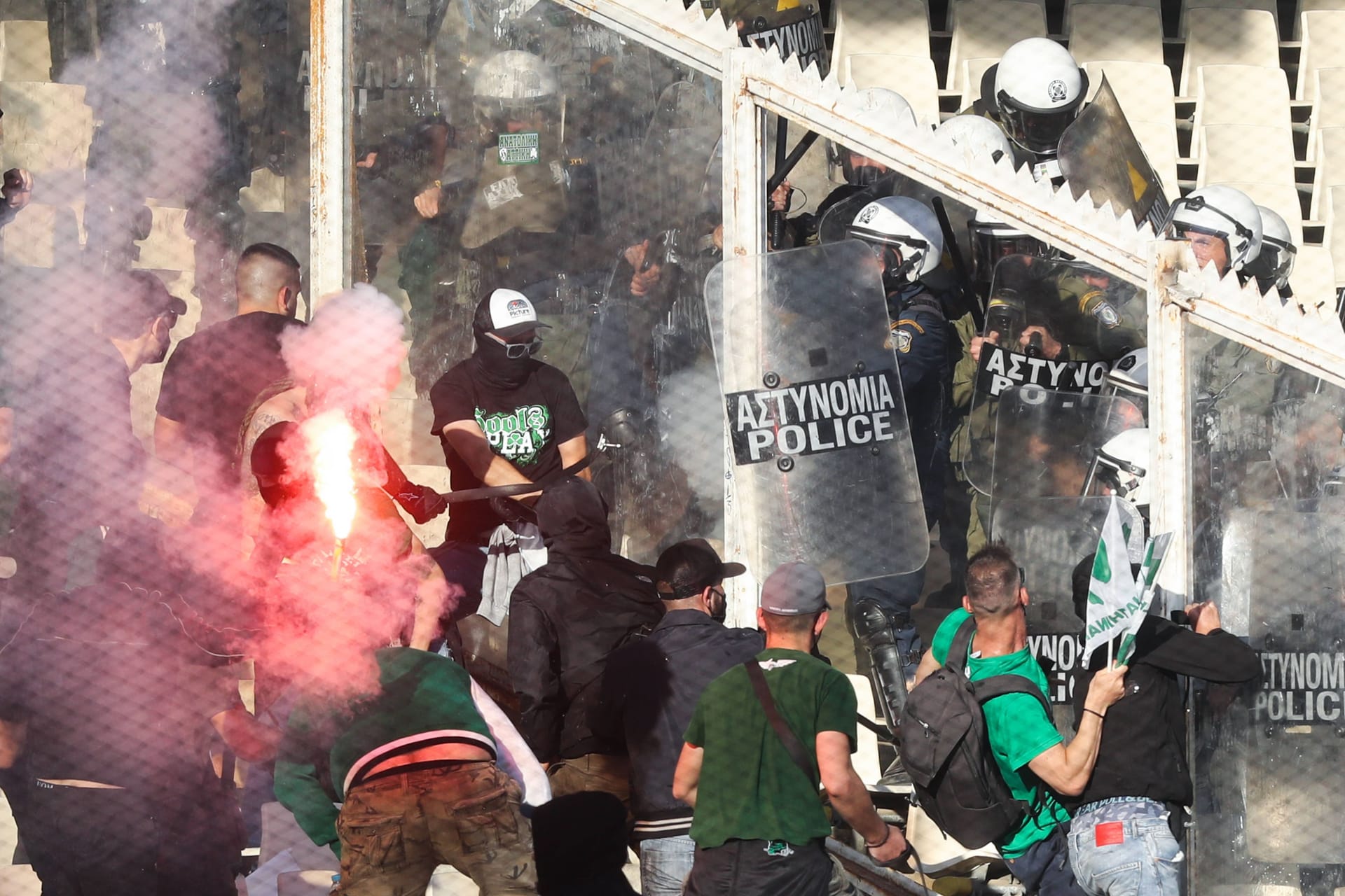 Griechenland: Hooligans von Panathinaikos Athen liefern sich auf der Tribüne Auseinandersetzungen mit Einsatzkräften der griechischen Polizei (Archivbild).