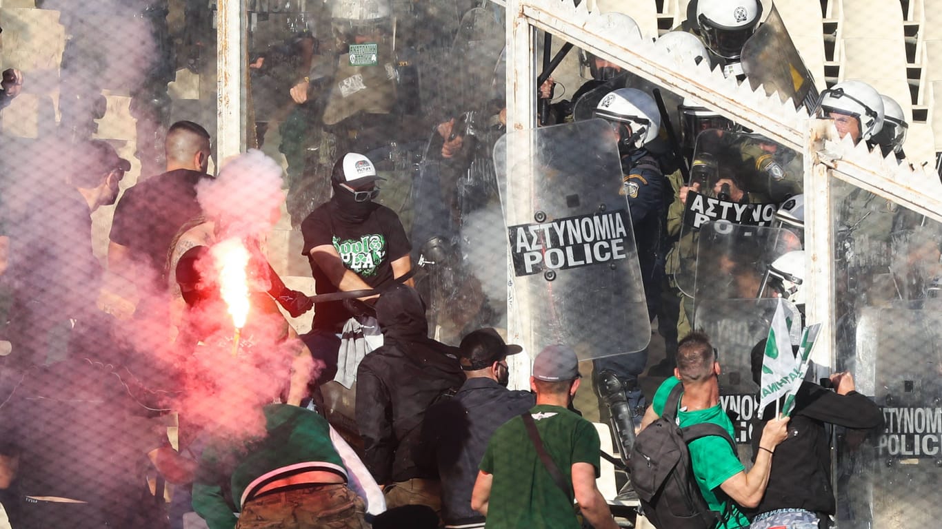 Griechenland: Hooligans von Panathinaikos Athen liefern sich auf der Tribüne Auseinandersetzungen mit Einsatzkräften der griechischen Polizei (Archivbild).