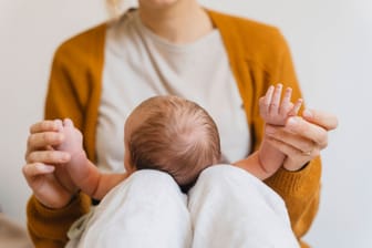 Ein Säugling auf dem Schoß seiner Mutter (Symbolbild): Das Baby in den USA hat einen seltenen Gendefekt.