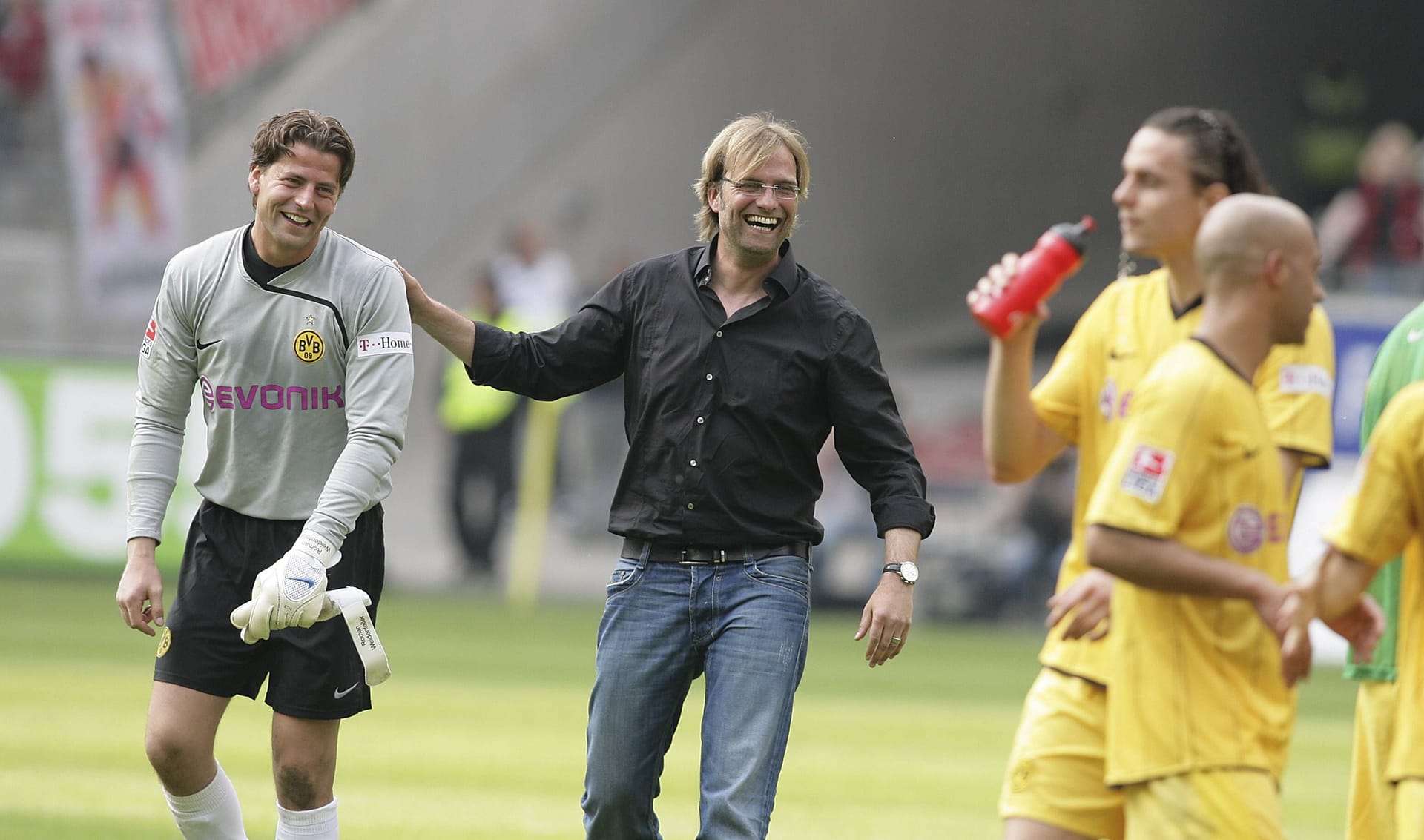 Lange bleibt Klopp der Trainerbank aber nicht fern. Ab Sommer 2008 übernimmt er Borussia Dortmund. Klopps erste Worte in Dortmund: "Ich freue mich sehr, dass ich hier bin. Es ist mir eine Ehre." Es ist der Beginn einer absoluten Erfolgsgeschichte.