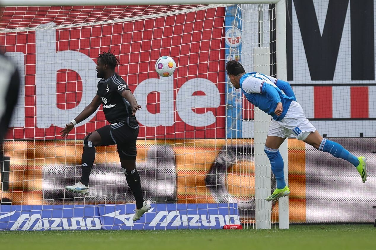 Das zwischenzeitliche 1:1: Rostocks Mendoza (r.) trifft gegen den HSV.