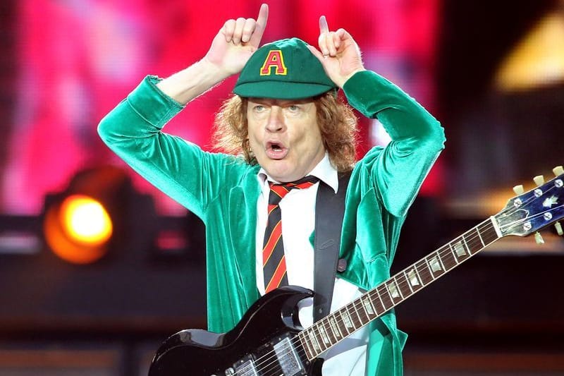 Angus Young ist Gründer und Gitarrist der Hardrock-Band AC/DC (Archivbild): Die Hardrockband kommt im Sommer für ein Konzert nach Hannover.