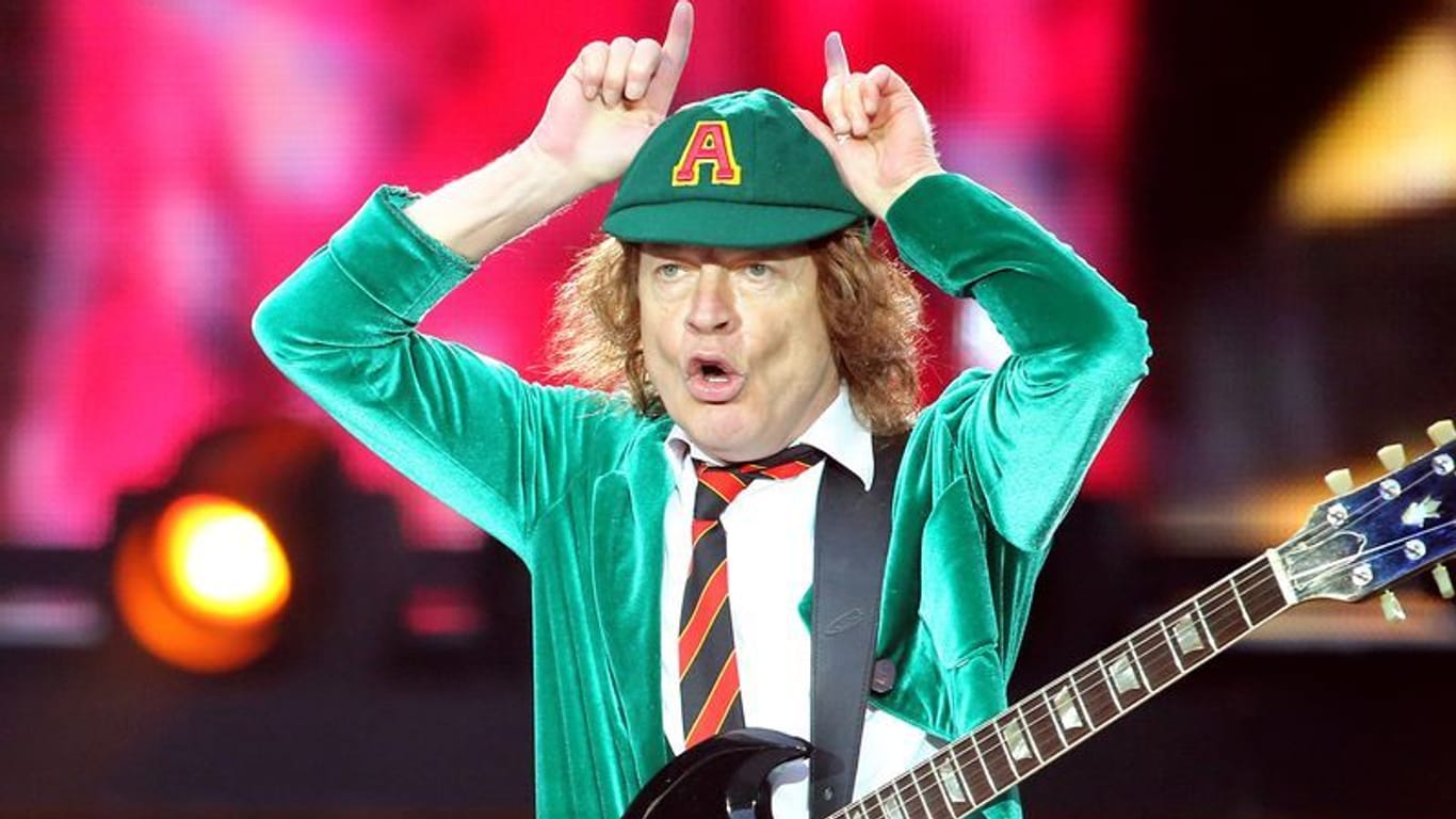 Angus Young ist Gründer und Gitarrist der Hardrock-Band AC/DC (Archivbild): Die Hardrockband kommt im Sommer für ein Konzert nach Hannover.