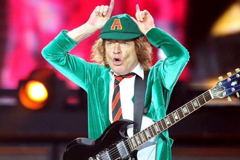 Angus Young ist Gründer und Gitarrist der Hardrock-Band AC/DC (Archivbild): Die Hardrockband kommt im Sommer für ein Konzert nach Hannover.