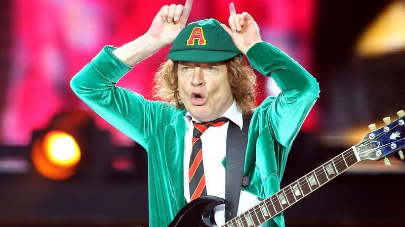 Angus Young ist Gründer und Gitarrist der Hardrock-Band AC/DC (Archivbild): Die Hardrockband kommt im Sommer für ein Konzert nach Hannover.