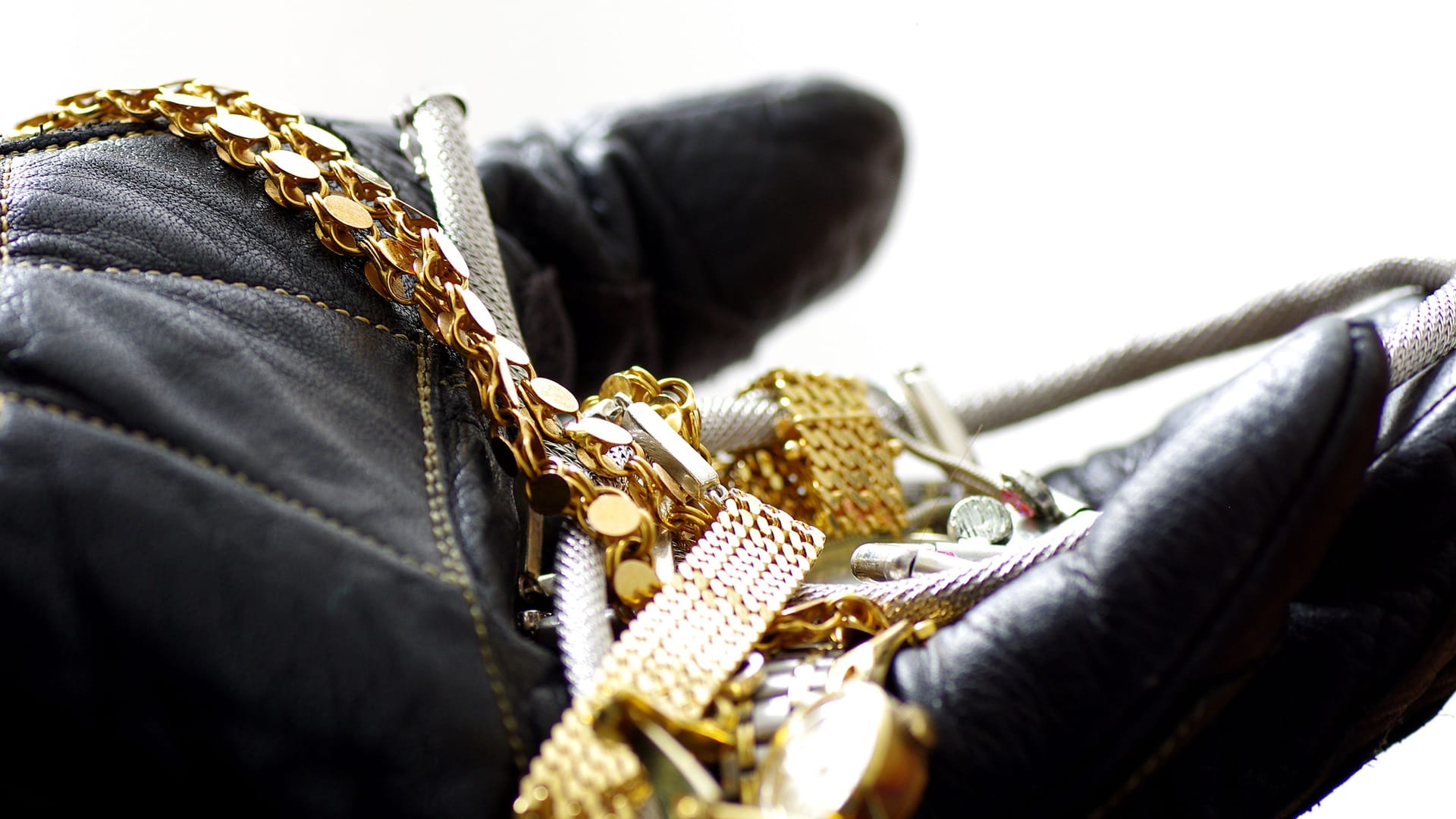 Ein Dieb hält Schmuck in der Hand (Symbolbild): Unbekannte haben ein Juweliergeschäft in Berlin-Schmargendorf überfallen. Ein Dieb hält Schmuck in der Hand (Symbolbild): Unbekannte haben ein Juweliergeschäft in Berlin-Schmargendorf überfallen.